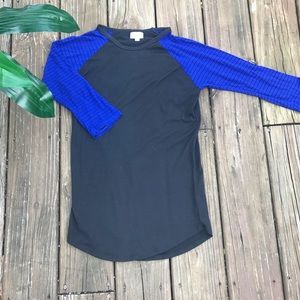 🌵Lularoe Randy tee Black with blue/striped sleeve
